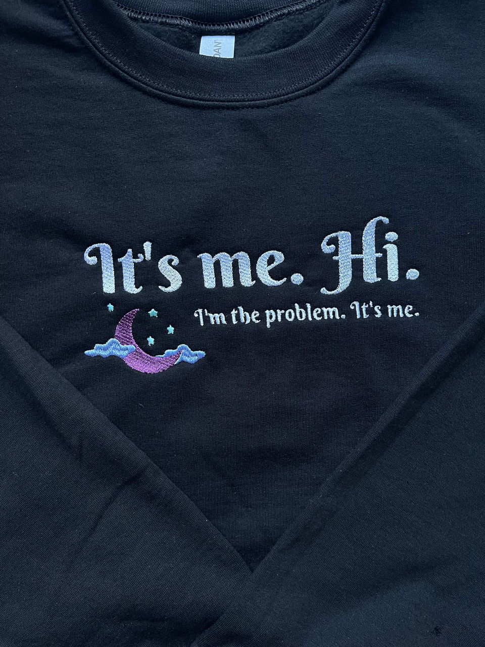 EMBROIDERED Anti-Hero - I'ts me. Hi. I'm the problem it's me. - Midnights - sweatshirt (Black & White)